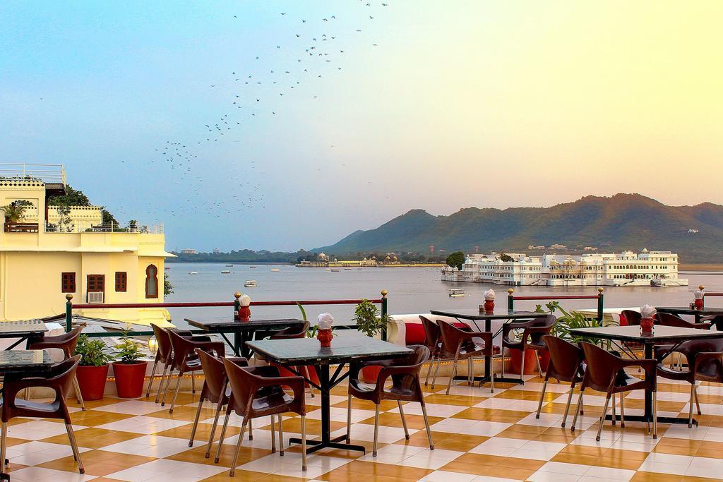 Hotel Devraj Niwas On Lake Pichola Udajpur Zewnętrze zdjęcie