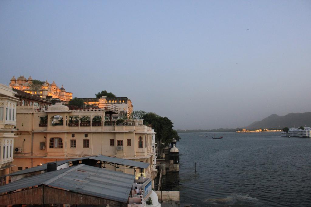 Hotel Devraj Niwas On Lake Pichola Udajpur Zewnętrze zdjęcie
